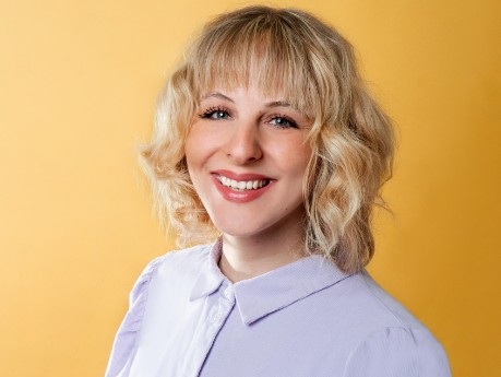 Bewerbungsfoto Frau auf gelbem Hintergrund